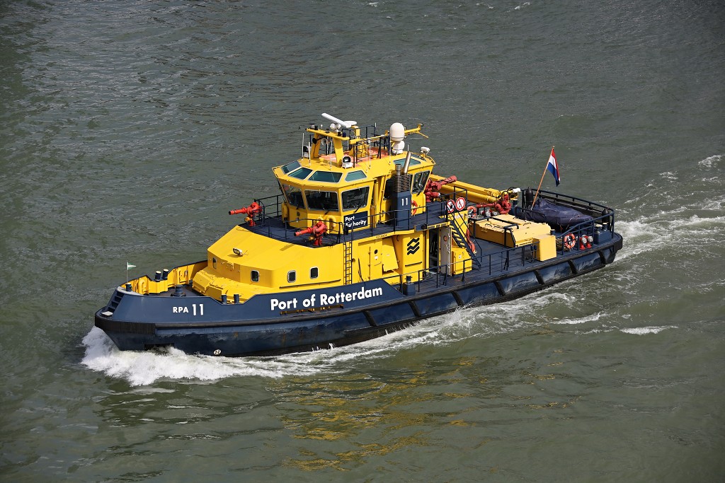scheepvaart schip schepen hdr marine tanker containerschip offshore ferry sleepboot rotterdam transport maasvlakte europoort botlek rondvaart sar portlantis haven industrie